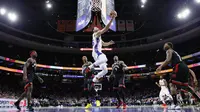 Ben Simmons melakukan layup saat Sixers melawan Raptors di lanjutan NBA (AP)