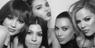 Keluarga Kardashian-Jenner memang tak segan untuk mengubah bentuk tubuhnya dengan operasi plastik. Termasuk membuat bibir mereka agar terlihat mengoda. (KKW)