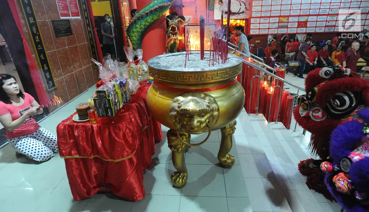Barongsai melakukan persembahyangan di Vihara Kwan In Thang, Pondok Cabe, Tangsel, Banten, Senin (4/2). Sembahyang jelang Tahun Baru Imlek 2570 itu sebagai ungkapan syukur atas segala rejeki dan keselamatan dari Tuhan. (Merdeka.com/Arie Basuki)