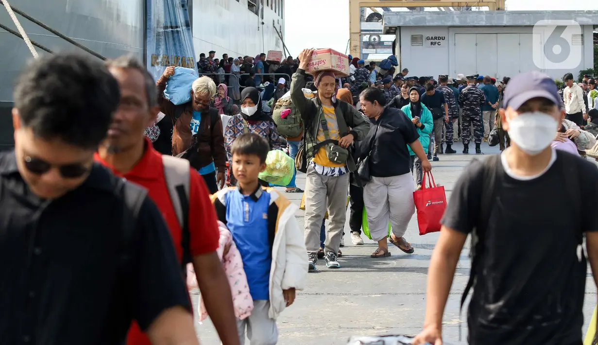 Sejumlah pemudik yang menggunakan KRI Banda Aceh-593 tiba di Dermaga Komando Lintas Laut Militer (Kolinlamil), Tanjung Priok, Jakarta, Senin (15/4/2024). (Liputan6.com/Herman Zakharia)