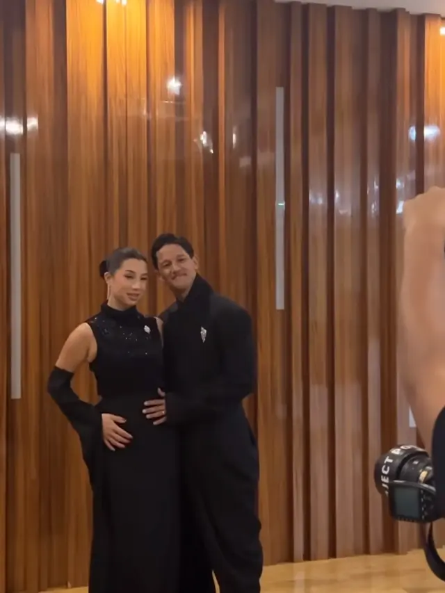 Jennifer Bachdim dan Irfan Bachdim Momong Anak
