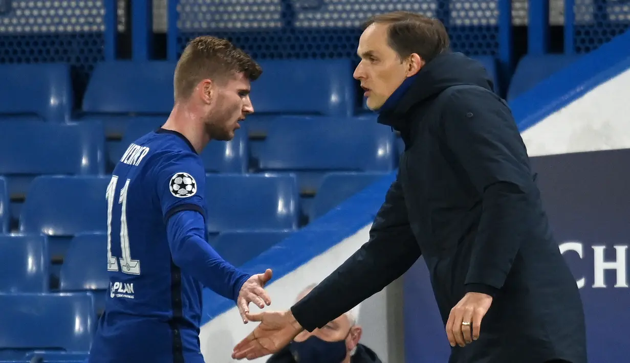 Pelatih Chelsea, Thomas Tuchel memberi selamat kepada striker Timo Werner usai diganti diganti melawan Real Madrid pada leg kedua semifinal Liga Champions di Stamford Bridge di London, Kamis (6/5/2021). Kemenangan ini membuat Tuchel mencetak rekor bersejarah di Liga Champions. (AFP/Glyn Kirk)