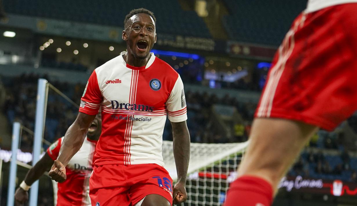 Manchester City yang terus menyerang di awal babak pertama dikejutkan Wycombe Wanderers oleh gol yang dicetak Brandon Hanlan pada menit ke-22. (AP/Dave Thompson)