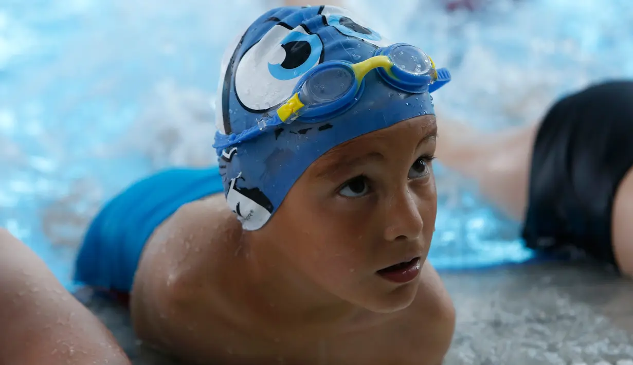 Ismail Zulfic mendengarkan pengarahan dari pelatih renangnya di kolam renang Olimpiade di Sarajevo, Bosnia (8/6). Meski dengan keterbatasan, tak menghalangi Ismail untuk melakukan hal-hal yang biasa dilakukan orang normal. (AP Photo/Amel Emric)