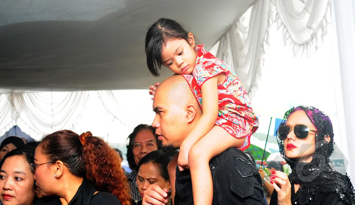 Ahmad Dhani dan keluarga tampak menghadiri pemakaman Frans Tumbuan di TPU Tanah Kusir, Kebayoran Lama, Jakarta, Rabu (25/3/2015). (Liputan6.com/Yoppy Renato)