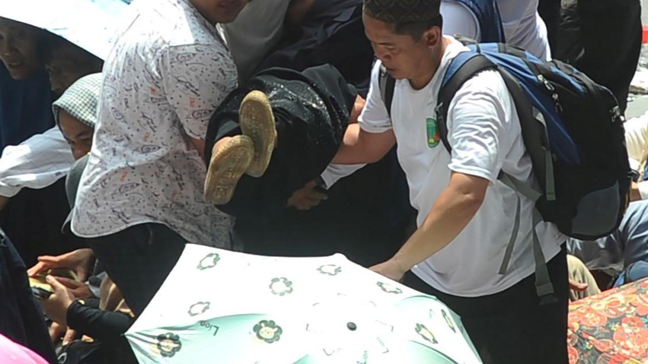Akibat padatnya antrean masuk ke JIS, beberapa pendukung ada yang pingsan karena kelelahan. Foto: merdeka.com / Arie Basuki