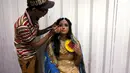 Seorang model sedang di rias dibelakang panggung saat mengikuti lomba rias pengantin lokal di Karachi, Pakistan, 22 Maret 2016.Sejumlah wanita mengikuti lomba yang diadakan di sebuah pusat pembelajaan. (REUTERS / Akhtar Soomro)