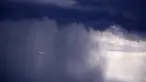 Sebuah pesawat melintasi awan gelap dengan  hujan lebat disertai badai menuju arah Sydney, Australia, Jumat (6/11/2015). Menurut Badan Meteorologi Australia akan ada badai besar diserta hujan lebat yang akan mengguncang Australia. (REUTERS/David Gray) 