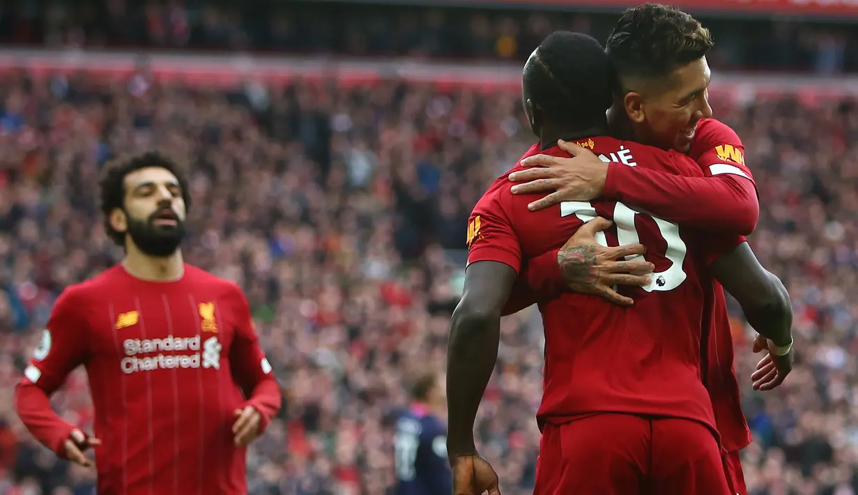 Striker Liverpool, Sadio Mane, merayakan gol yang dicetaknya ke gawang Bournemouth pada laga lanjutan Premier League 2019-2020 di Anfield, Liverpool, Sabtu (7/3) malam WIB. Liverpool menang 2-1 atas Bournemouth. (AFP/Geoff Caddick)