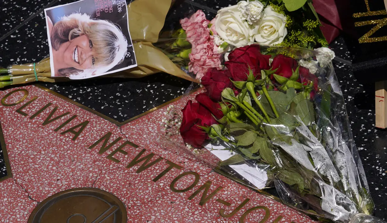 Karangan bunga untuk Olivia Newton-John di Hollywood Walk of Fame. (AP Photo/Damian Dovarganes)