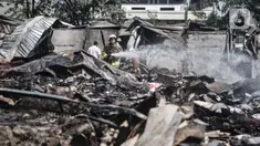 Petugas pemadam melakukan proses pendinginan di lokasi kebakaran Pasar Cempaka Putih, Jakarta, Kamis (24/9/2020). Kebakaran yang diduga akibat ledakan tabung gas dari lapak potong ayam tersebut menghanguskan 807 kios dengan kerugian ditaksir mencapai Rp 9 miliar. (merdeka.com/Iqbal S. Nugroho)