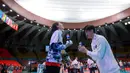 Setelah laga yang dimenangkan oleh tuan rumah Thailand dengan skor 3-1, Catherine tampak mendatangi Alfin untuk memberikan support. (Bola.com/Bagaskara Lazuardi)