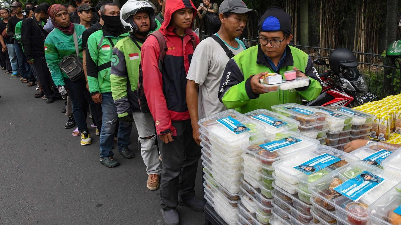 Ratusan warga antre takjil gratis