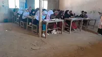 Murid SD di Sukabumi Belajar Berlantai Tanah, Atap Nyaris Bocor