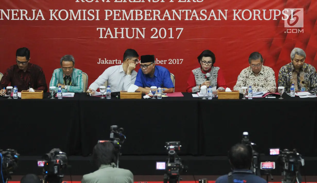 Ketua KPK Agus Rahardjo (tengah) berbincang dengan Wakil Ketua La Ode M Syarief saat paparan kinerja Komisi Pemberantasan Korupsi tahun 2017 di Jakarta, Rabu (27/12). KPK menyampaikan paparan hasil kinerja tahun 2017. (Liputan6.com/Helmi Fithriansyah)