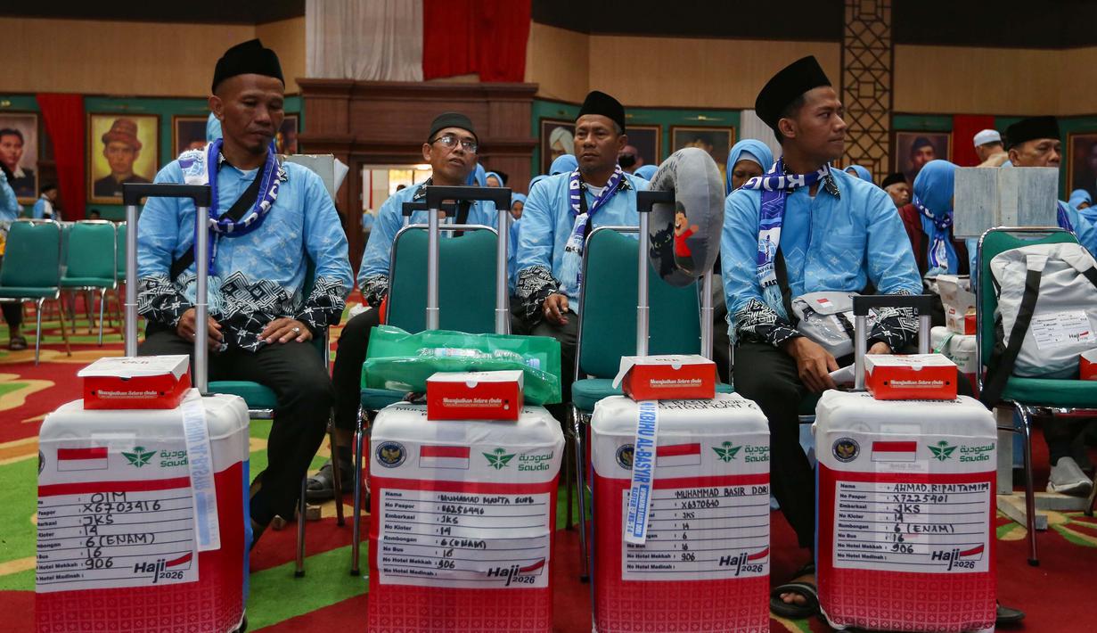 Besarnya jumlah calon jemaah haji yang diberangkatkan membuat Pemerintah Daerah Kabupaten Bogor, Jawa Barat, melakukan koordinasi intensif untuk memastikan seluruh tahapan keberangkatan berjalan lancar. Tampak dalam foto, sejumlah calon jemaah haji bersiap mengikuti acara pelepasan di Aula Kantor Bupati, Kabupaten Bogor, Jawa Barat, Jumat (8/5/2026). (merdeka.com/Arie Basuki)