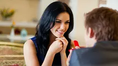 Cinta yang posesif itu bukan cinta yang dewasa. Kebalikannya, cinta posesif menunjukkan sifat kekanak-kanakan dengan menuntut pasangannya untuk menjadi seperti yang diharapkannya