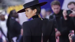 Taylor Russell berpose untuk para fotografer setibanya di pemutaran perdana film 'Bones and All' dalam Festival Film London BFI 2022 di London, Sabtu, 8 Oktober 2022. Gaunnya jatuh ke dalam rok midi terbungkus saat ia meningkatkan tinggi badannya dengan sepasang stiletto dan melengkapi penampilannya dengan topi bertepi lebar. (Photo by Scott Garfitt/Invision/AP)