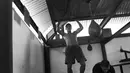 Selama 1 bulan lebih Daud Yordan menjalani latihan keras di Bali untuk bertarung melawan petinju Jepang, Yoshitaka Kato, dalam laga perebutan gelar WBO Asia Pasifik dan Afrika. (Bola.com/Vitalis Yogi Trisna)
