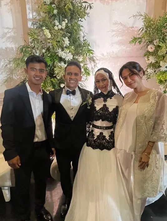 8 Potret Gaya Couple Pasutri Pratama Arhan dan Azizah Salsha yang