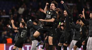Gelandang Portugal Paris Saint-Germain bernomor punggung 17, Vitinha, dan rekan-rekan setimnya merayakan kemenangan tim mereka di akhir pertandingan leg pertama babak 16 besar Liga Champions UEFA antara Paris Saint-Germain (PSG) dan Chelsea di stadion Parc des Princes di Paris pada 12 Maret 2026. (FRANCK FIFE/AFP)