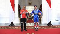 Presiden Joko Widodo berfoto dengan pembalap Suzuki Ecstar, Alex Rins di Istana Merdeka, Jakarta, Rabu (16/3/2022). Para pembalap datang dengan memakai setelah baju khusus balap motor yang akan dipakai dalam Grand Prix Indonesia di Mandalika pada 20 Maret 2022 (Lukas - Biro Pers/Setpres)