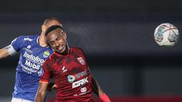 Borneo FC tak tinggal diam, lewat Boaz Salossa (kanan) serangan juga coba dilancarkan ke pertahanan Persib Bandung. Namun, bek Persib Bandung, Supardi Nasir terus mengawal pergerakan Boaz. (Bola.com/Bagaskara Lazuardi)