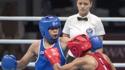 Petinju asal Indonesia Huswatun Hasanah gagal melangkah ke final setelah dikalahkan Sudaporn Seesondee asal Thailand di babak semifinal kelas ringan (57-60 kg) Asian Games 2018 di JIExpo Kemayoran Jakarta, Jumat (31/8/2018). (Bola.com/Peksi Cahyo)