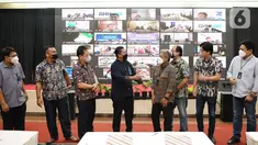 Direktur Consumer PT Bank Tabungan Negara (Persero) Tbk, Hirwandi Gafar (baju hitam) berbincang dengan Agent Pemasaran dan Developer usai penandatanganan kerja sama pemasaran di Jakarta, Jumat (18/3/2022). (Liputan6.com/HO/BTN)