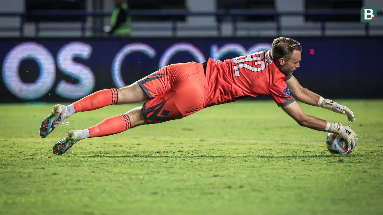 Foto: Aksi Solid Kiper Asing Dewa United, Sonny Stevens sebelum Akhirnya Dibobol Tendangan Ezra Walian di BRI Liga 1 2023 / 2024