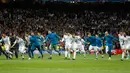 Pemain Real Madrid merayakan kemenangannya usai melawan Bayern Munchen dalam pertandingan semifinal Liga Champions di stadion Santiago Bernabeu, Spanyol (1/5). Real Madrid lolos ke partai final Liga Champions. (AP/Francisco Seco)