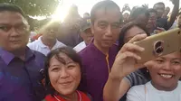 Hadiri Pernikahan, Jokowi Rela Gelap-gelapan dan Pegang Senter