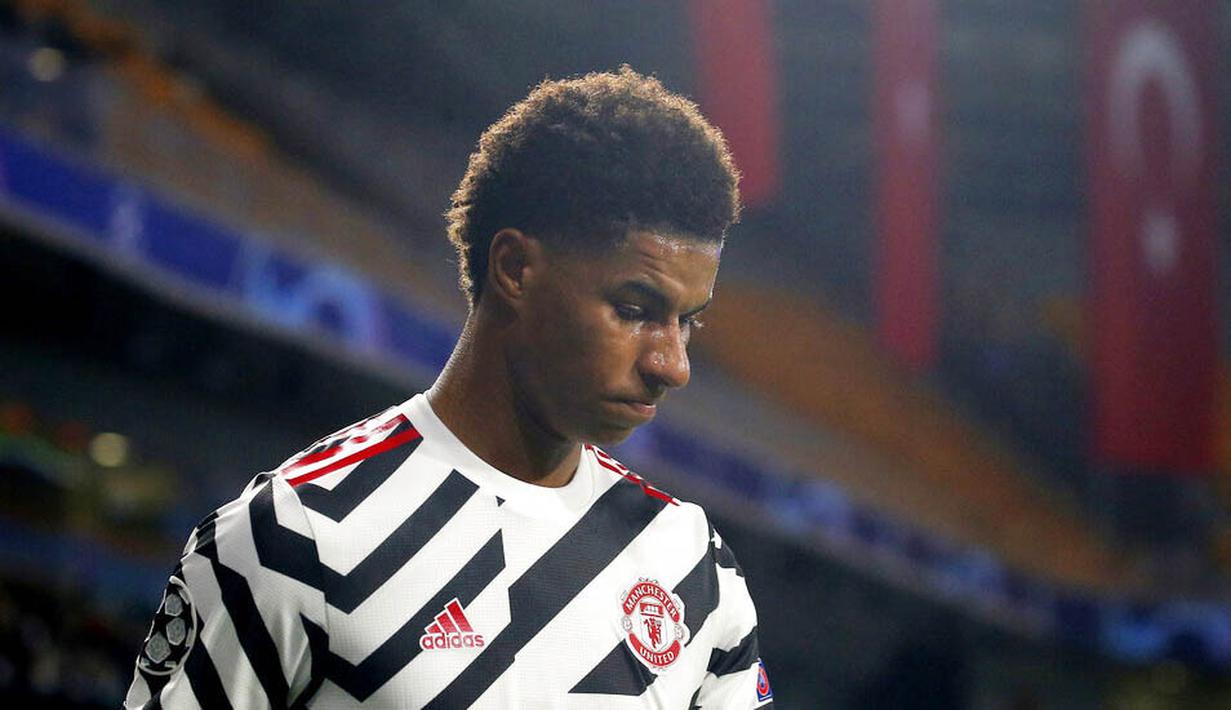 Penyerang Manchester United, Marcus Rashford, tertunduk lesu usai ditaklukkan Istanbul Basaksehir pada laga Liga Champions di Stadion Fatih Terim, Kamis (5/11/2021). MU kalah dengan skor 2-1. (AP Photo)