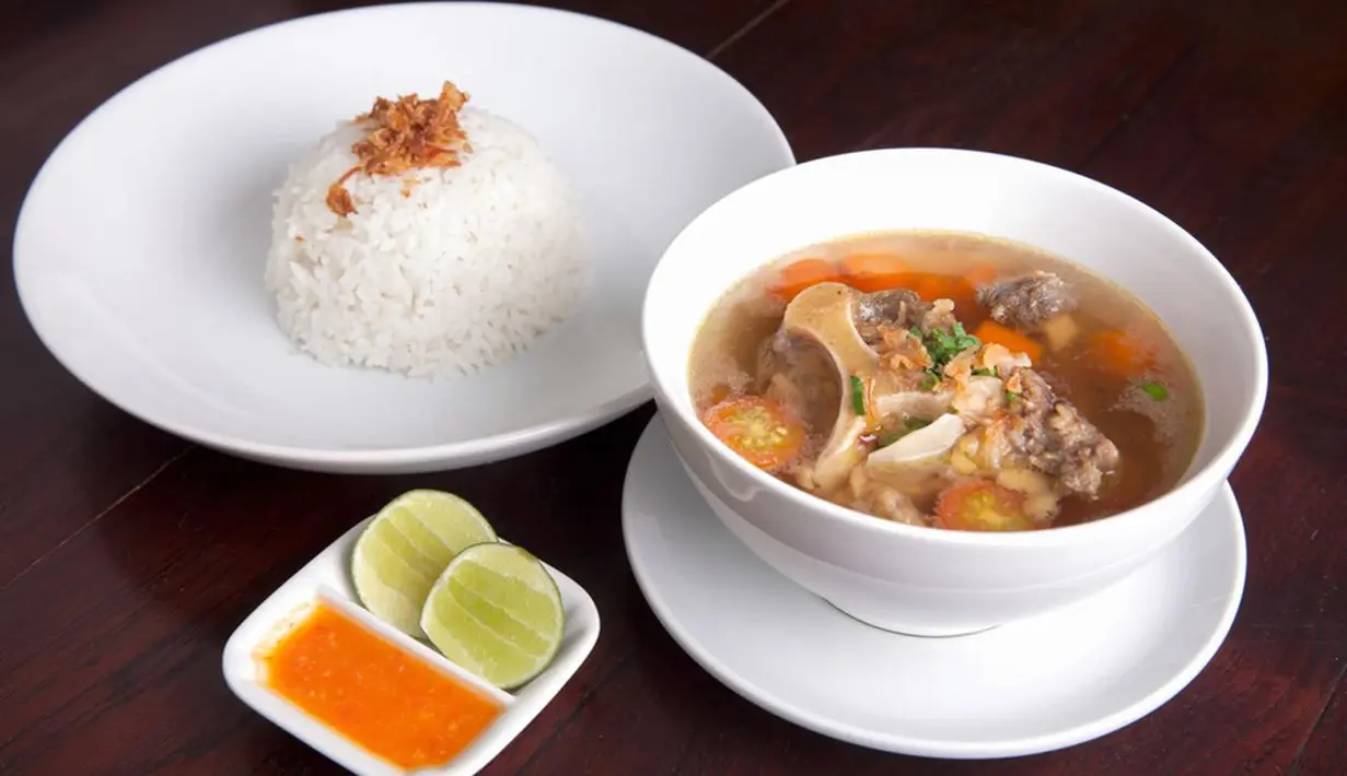 Sop kambing kuah bening ini punya rasa yang ringan. Cocok sekali bagi penggemar olahan kambing yang menginginkan rasanya yang sedap sekaligus menyegarkan./Copyright shutterstock.com/g/Oka%2Bdiana