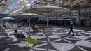 Orang-orang duduk di luar pada hari yang cerah di pusat kota Tel Aviv, Israel, Kamis (2/12/2021). Penduduk kota metropolis tepi laut Israel, Tel Aviv, telah bertahun-tahun mengeluhkan betapa mahalnya biaya hidup yang menghabiskan sebagian dari gaji mereka. (AP Photo/Oded Balilty)