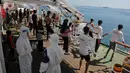 Pasien COVID-19 mengikuti senam pagi di geladak kapal penumpang Umsini di Pelabuhan Soekarno-Hatta Makassar, Sulawesi Selatan, Minggu (8/8/2021). Kapal penumpang Umsini yang diubah menjadi pusat isolasi bagi mereka yang memiliki gejala ringan virus corona Covid-19. (AFP/Andri Saputra)