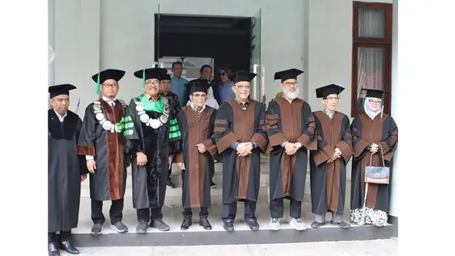 6 Potret Rhoma Irama Jadi Penguji Ahli Sidang Disertasi S3, Tampil Pakai Toga