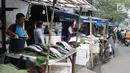 Suasana lapak penjualan ikan bandeng di kawasan Rawa Belong, Jakarta, Senin (4/2). Jelang tahun baru Imlek penjual Ikan bandeng menjamur di Jalan Rawa Belong dan dibanderol harganya mulai dari Rp 50.000 per kilogram. (Liputan6.com/Herman Zakharia)