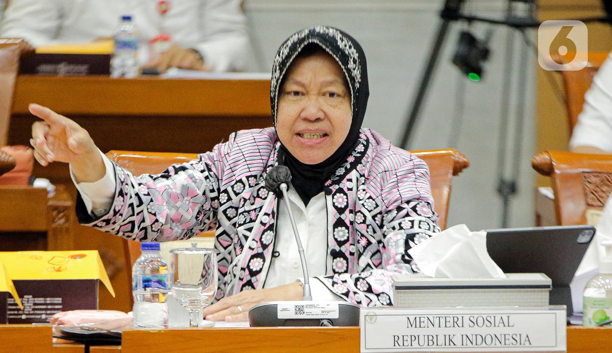 Menteri Sosial Tri Rismaharini mengikuti rapat kerja dengan Komisi VIII DPR di Kompleks Parlemen, Senayan, Jakarta, Rabu (8/2/2023). Rapat membahas tentang pengawasan program bantuan sosial tahun 2022. (Liputan6.com/Faizal Fanani)