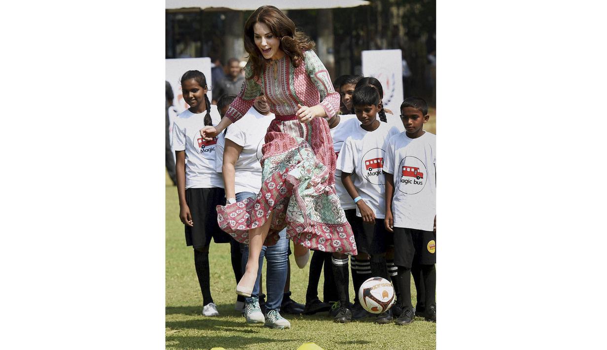 Istri Pangeran William, Catherine Middleton bermain bola bersama anak-anak di Mumbai, India, Minggu (10/4/2016). (Reuters/Mitesh Bhuvad/Pool)