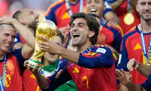 Pemain Spanyol Ferran Torres merayakan kemenangannya dengan trofi setelah memenangkan pertandingan final Piala Dunia sepak bola antara Spanyol dan Argentina di East Rutherford, N.J., dekat New York, Minggu, 19 Juli 2026. (AP Photo/Ashley Landis)