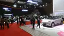 Pengunjung melihat-lihat mobil yang dipamerkan saat International Motor Show (IIMS) 2026 di JIExpo Kemayoran, Jakarta, Kamis (5/2/2026). (Kapanlagi.com/Budy Santoso)
