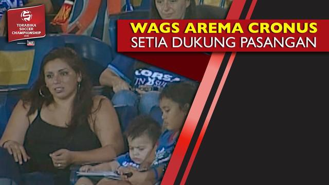 Pasangan para pemain (wives and girlfriends) Arema Cronus dengan setia hadir di Stadion Kanjuruhan memberi dukungan pada pasangan mereka di lapangan saat melawan Persiba Balikpapan di kompetisi Torabika Championship, Minggu (1/5/2016).