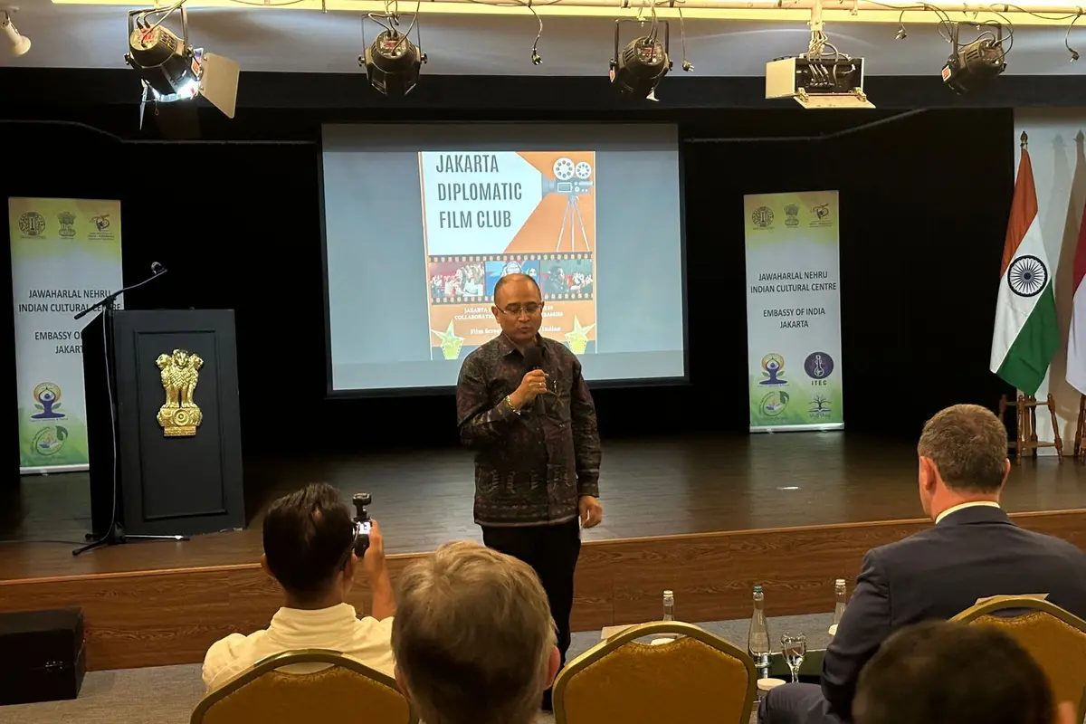 Duta Besar India untuk Indonesia Sandeep Chakravorty resmi meluncurkan Jakarta Diplomatic Film Club (JDFC) di Kedutaan Besar India, Jakarta, Jumat (5/7/2024). (Liputan6/Benedikta Miranti)