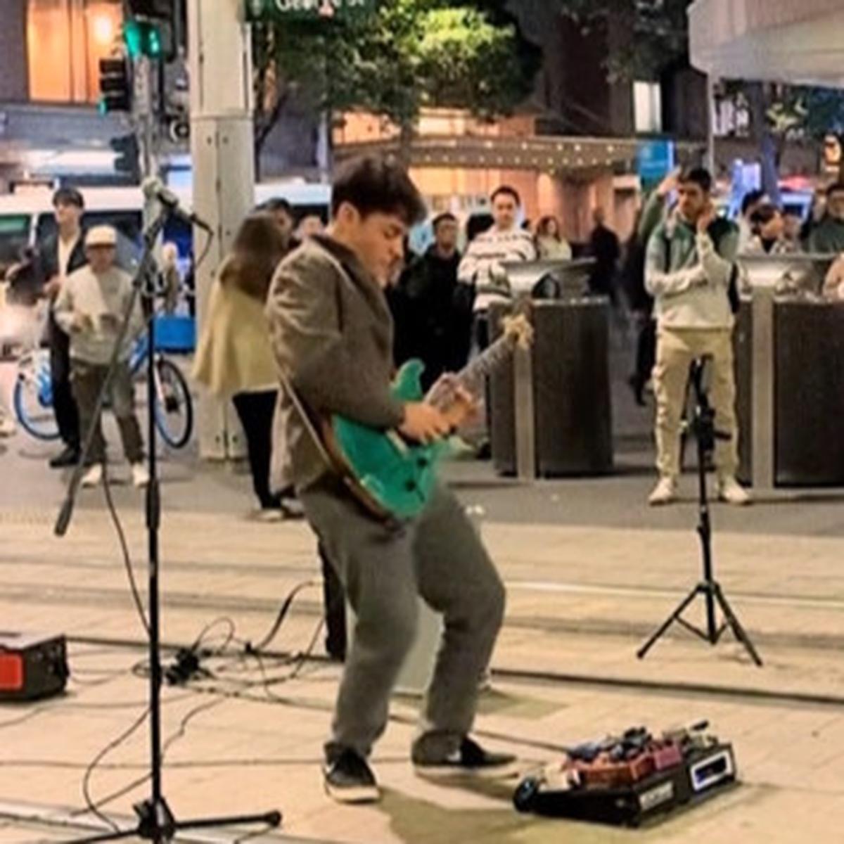 Momen Dramatis, Polisi Tangkap Penjahat saat Gitaris Jalanan Lagi Beraksi Sampai jadi Tontonan