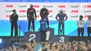 Menteri Pariwisata dan Ekonomi Kreatif Sandiaga Uno saat memberikan piala kepada Pascal Wehrlein sebagai juara seri 10 GulaVit Jakarta E-Prix 2023 di Jakarta International E-Prix Circuit (JIEC), Ancol, Jakarta Utara, Sabtu (3/6/2023). (merdeka.com/Iqbal S. Nugroho)