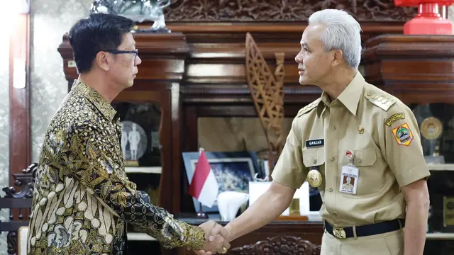 Gubernur Jawa Tengah Ganjar Pranowo  saat menerima kunjungan courtesy call Duta Besar (Dubes) Kerajaan Thailand Prapan Disyatat di Puri Gedeh, Kota Semarang pada Senin (24/7/2023).
