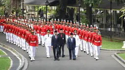 Presiden Joko Widodo bersama Wapres Jusuf Kalla serta Menteri Dalam Negeri (Mendagri) Tjahjo Kumolo mengikuti prosesi kirab pelantikan Gubernur dan Wakil Gubernur Lampung, Arinal Djunaidi dan Chusnunia Chalim sebelum pelantikan di Istana Negara, Jakarta, Rabu (12/6/2019). (Liputan6.com/HO/Irwan)