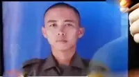 Jenazah TNI korban tembak di Poso diterbangkan ke Jakarta. Sementara itu, Densus 88 Anti-teror temukan bom aktof di Desa Babakan, Tangsel.