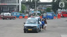 Angkutan umum melintas di sekitar Terminal Depok, Jawa Barat, Kamis (14/5/2020). Kepala Sub Bagian Tata Usaha Terminal Terpadu Depok Reynold Jhon mengatakan, pengguna angkutan umum di Terminal Terpadu Depok mengalami penurunan 10-20 persen selama pemberlakuan PSBB. (Liputan6.com/Immanuel Antonius)